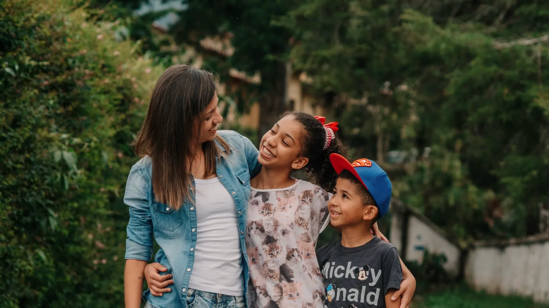 Família feliz na sua casa em Teresópolis